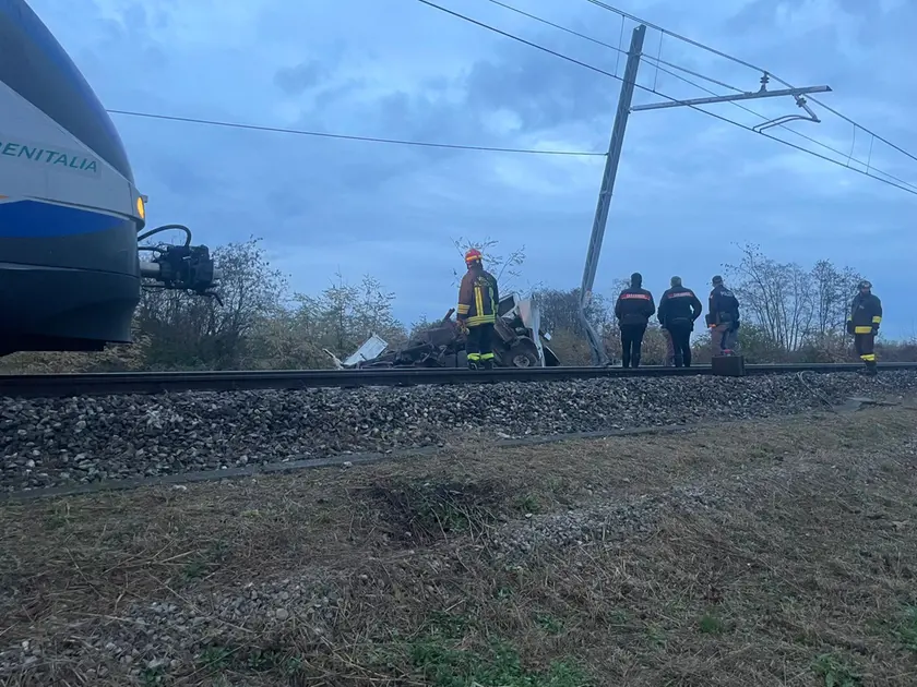 Il furgone distrutto dopo l'impatto con il treno merci