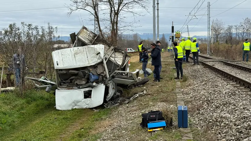 Il furgone dopo l'impatto con il treno merci a Postioma di Paese