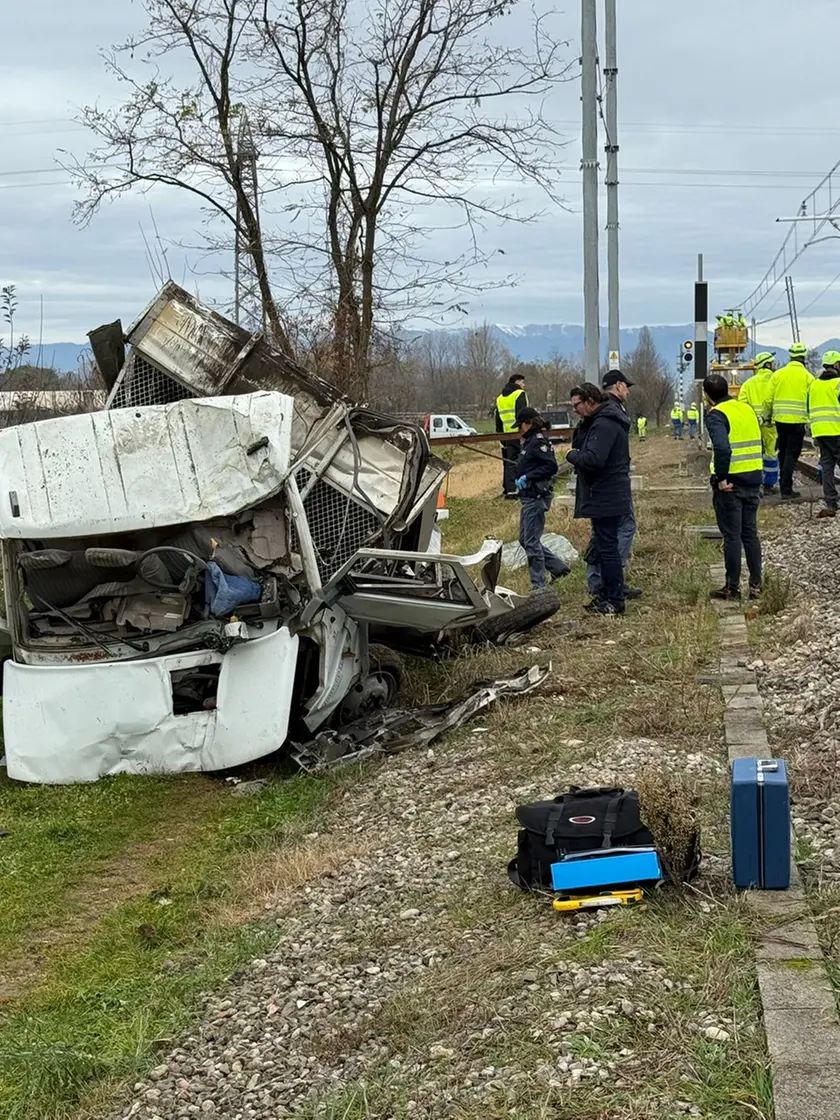 Il furgone dopo l'impatto con il treno merci a Postioma di Paese