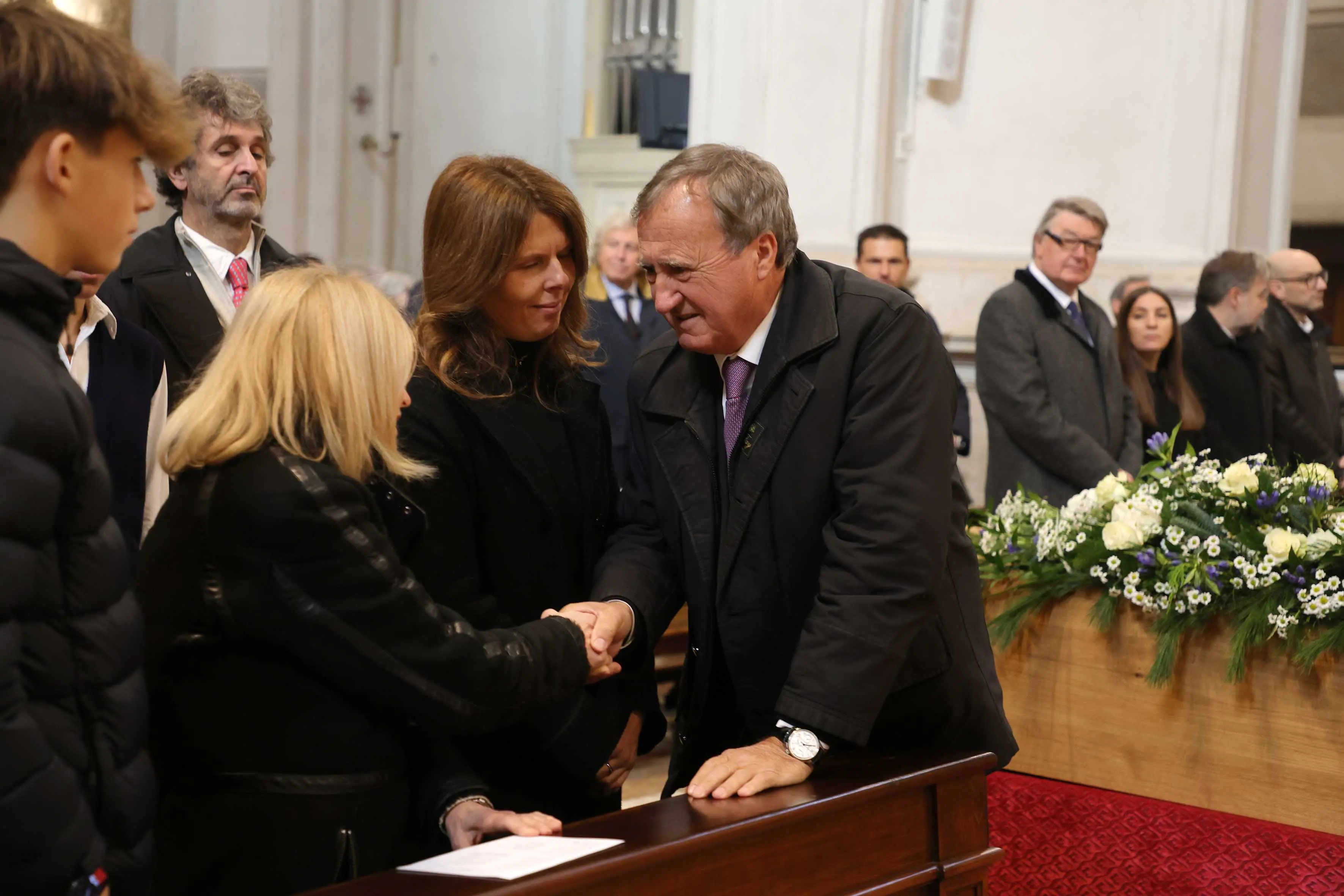 Brugnaro saluta i familiari di Nicola Tognana