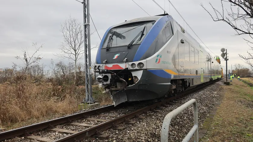 I danni al treno che ha colpito il furgone