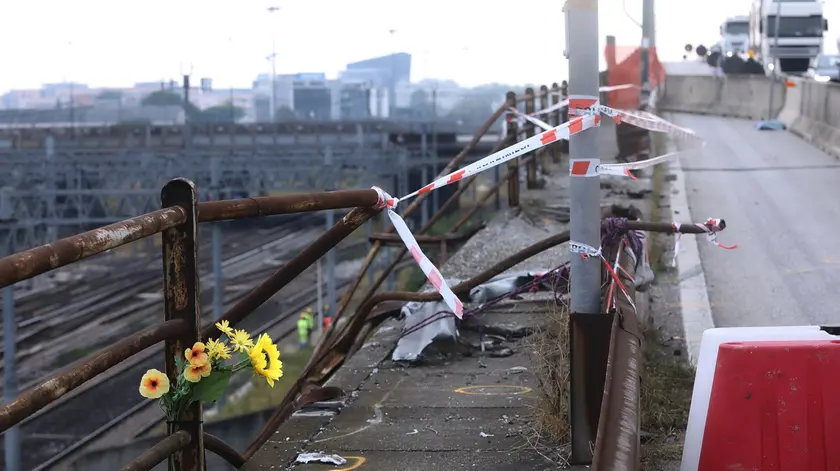 Il luogo in cui il bus è precipitato dal cavalcavia a Mestre