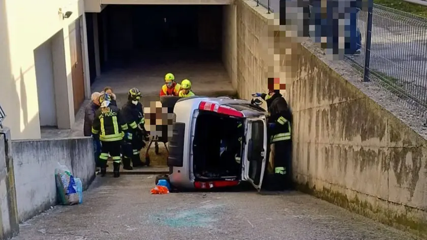 I soccorsi alla donna rimasta intrappolata nell'auto ribaltata