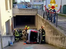 I soccorsi alla donna rimasta intrappolata nell'auto ribaltata