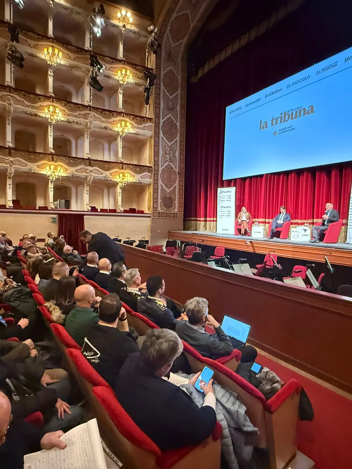 Il faccia a faccia tra i cittadini e il neo presidente del Veneto Alberto Stefani (fotofilm)
