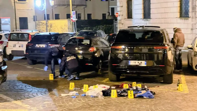I rilievi della polizia in via Castelmenardo dopo l'aggressione che costò la vita a Francesco a Favaretto