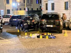 I rilievi della polizia in via Castelmenardo dopo l'aggressione che costò la vita a Francesco a Favaretto