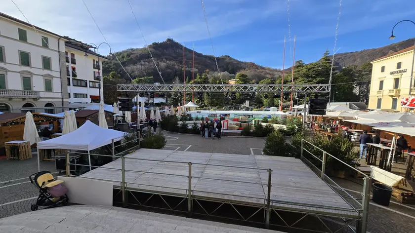 La nuova pedana messa in piazza del Popolo dopo la rimozione del più voluminoso palco delle autorità