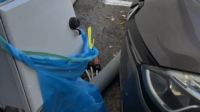 I danni provocati dai finti elettricisti all'impianto che serve il villaggio di Natale di Vittorio Veneto