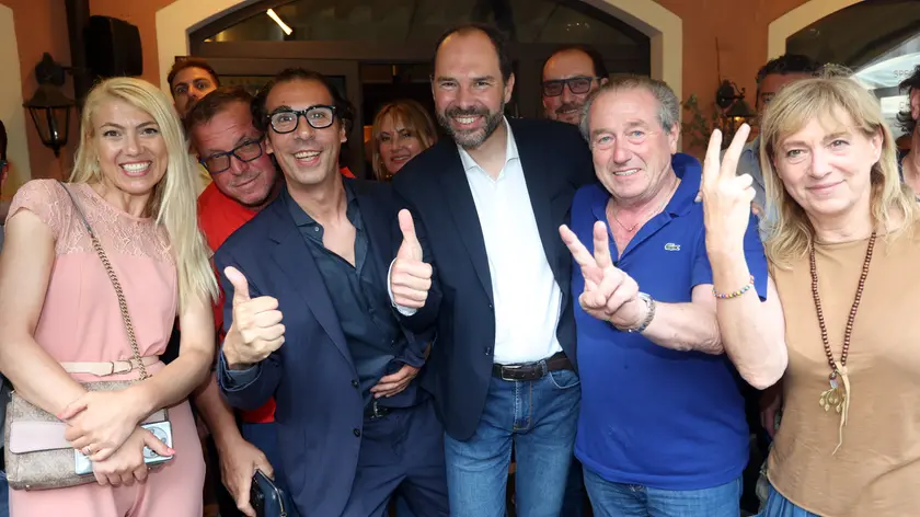 Davide Bortolato al centro festeggia la vittoria delle elezioni comunali nel 2024