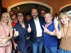 Davide Bortolato al centro festeggia la vittoria delle elezioni comunali nel 2024