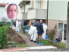 Rilievi degli inquirenti nel cortile dove era stato trovato il corpo della donna. Nel tondo, la vittima Diana Canevarolo