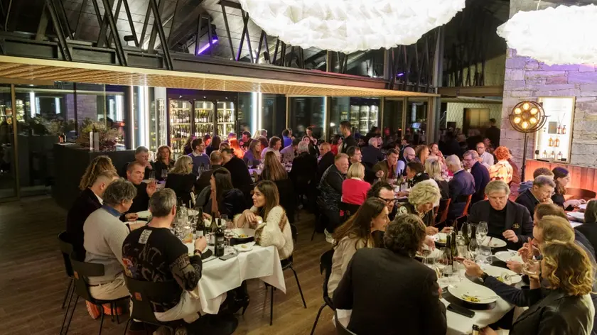 La sala dello chalet Franz Kraler di Cortina piena all'inaugurazione