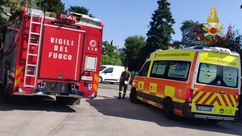 Vigili del fuoco e ambulanza impegnati in un intervento (foto di archivio)