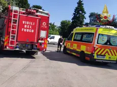 Vigili del fuoco e ambulanza impegnati in un intervento (foto di archivio)