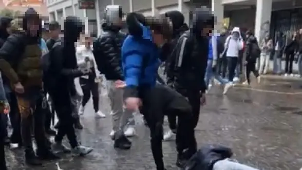 Maxi rissa pestaggio davanti alla stazione