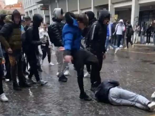 Maxi rissa pestaggio davanti alla stazione