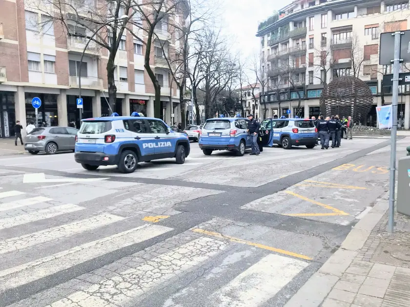 Polizia davanti alla stazione dei treni