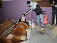I volontari prestano aiuto nelle ore più fredde