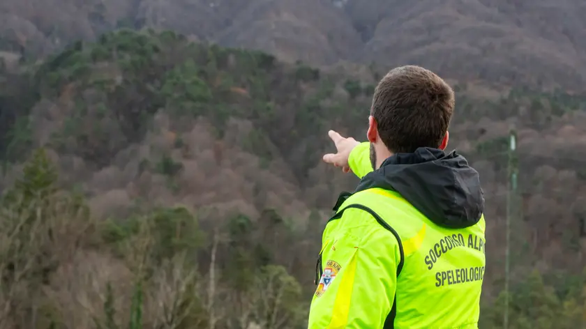 Il soccorso alpino indica l'area in cui è avvenuta la tragedia di Enemonzo ©Foto Petrussi