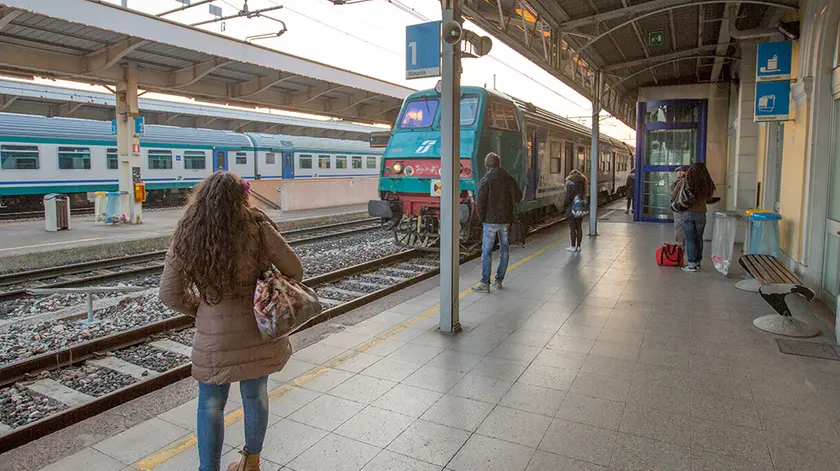 Castelfranco - La stazione dei treni Castelfranco, stazione ferroviaria problemi con treni in ritardo