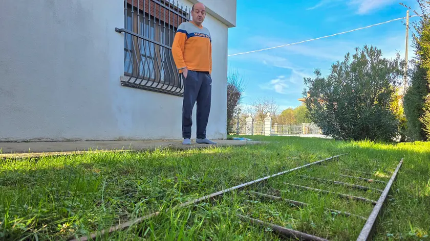 Il figlio dei due anziani, Alberto Candiotto, indica da dove sono entrati i ladri