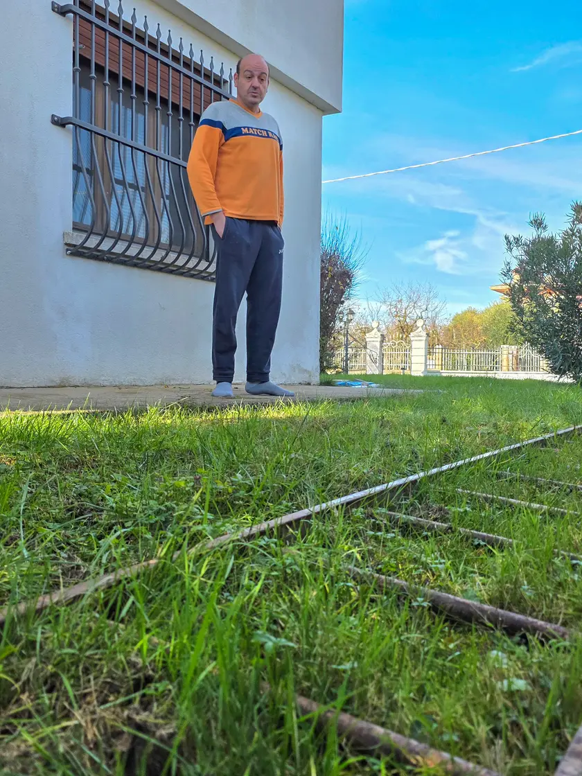 Il figlio dei due anziani, Alberto Candiotto, indica da dove sono entrati i ladri