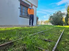 Il figlio dei due anziani, Alberto Candiotto, indica da dove sono entrati i ladri