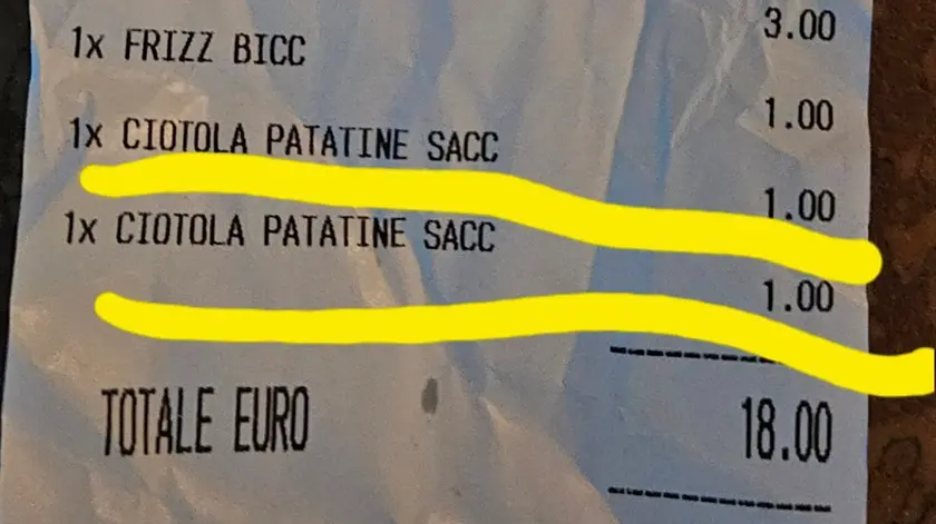 Il dettaglio dello scontrino con le patatine messe in conto al bar