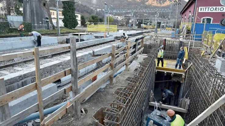 I lavori in corso per il sottopasso alla stazione di Vittorio Veneto