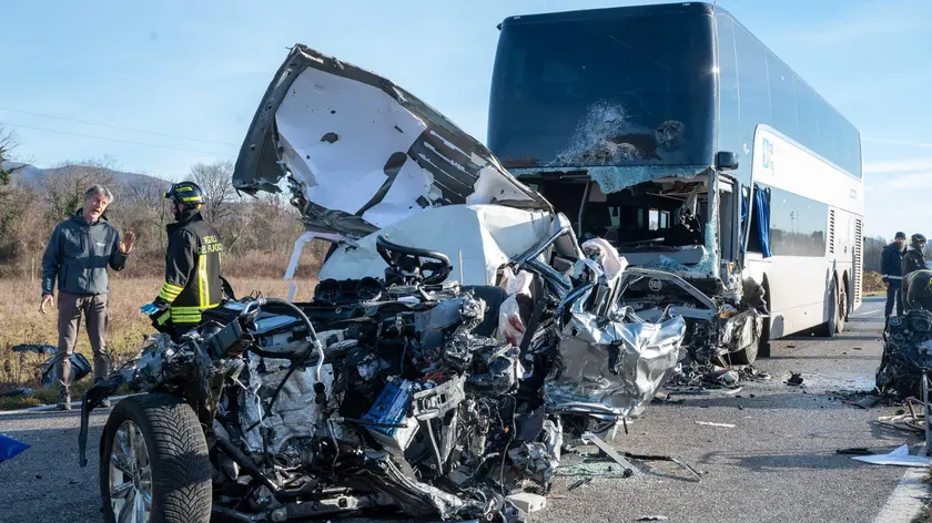 Quel che resta dell'auto dopo l'impatto con il bus (foto Petrussi)
