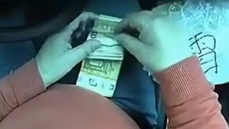 Una mazzetta di banconote in uno dei video della polizia