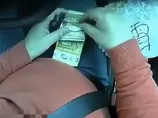 Una mazzetta di banconote in uno dei video della polizia