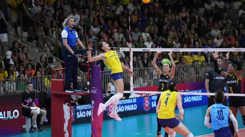 Gabi si prepara a schiacciare contro il Dentil Praia