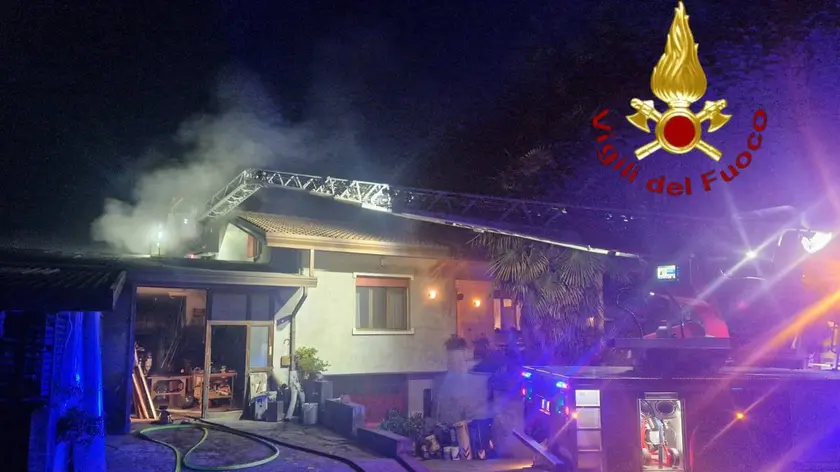 I vigili del fuoco al lavoro in via Zuane a Zero Branco