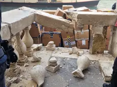 I danni alla balaustra sul Canal Grande