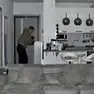 Un ladro in casa catturato dalle telecamere di sicurezza