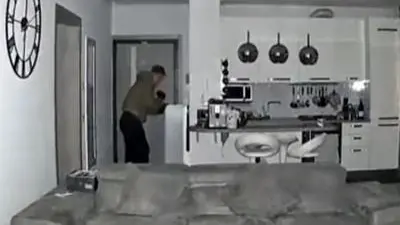 Un ladro in casa catturato dalle telecamere di sicurezza