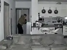 Un ladro in casa catturato dalle telecamere di sicurezza