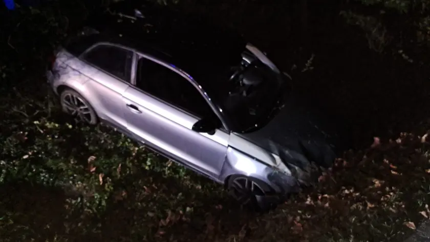 L'auto finita nel fossato dopo l'inseguimento a Castelfranco