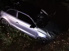 L'auto finita nel fossato dopo l'inseguimento a Castelfranco