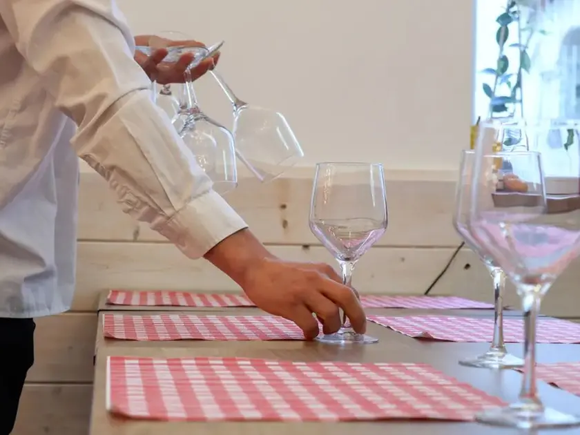 Un cameriere. Bidello rischia il licenziamento per il lavoro in nero in un ristorante