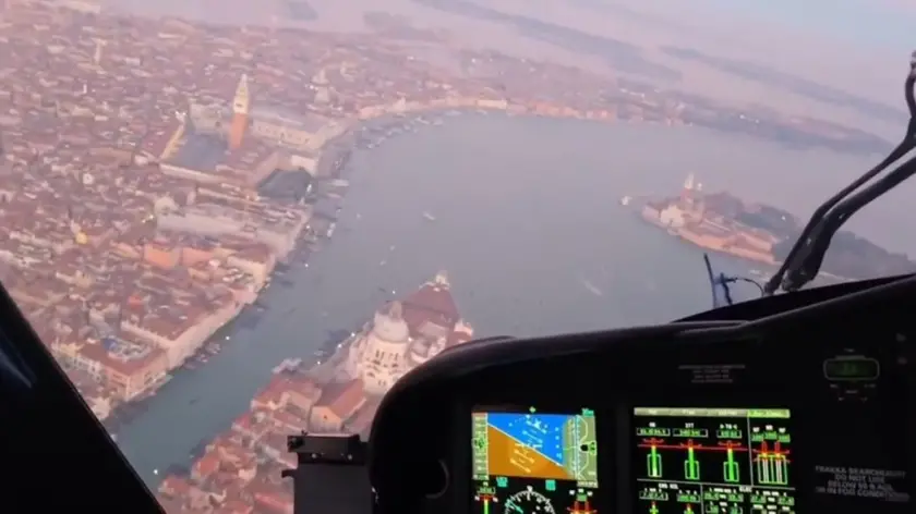 L'elicottero della Polizia mentre sorvolava Venezia durante l'operazione