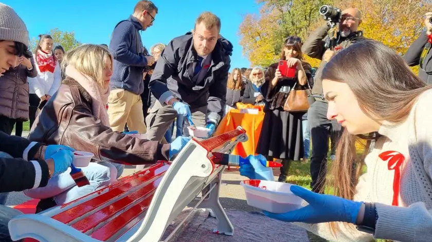 La panchina rossa, uno dei simboli della lotta contro la violenza sulle donne, dipinta al Sant’Artemio