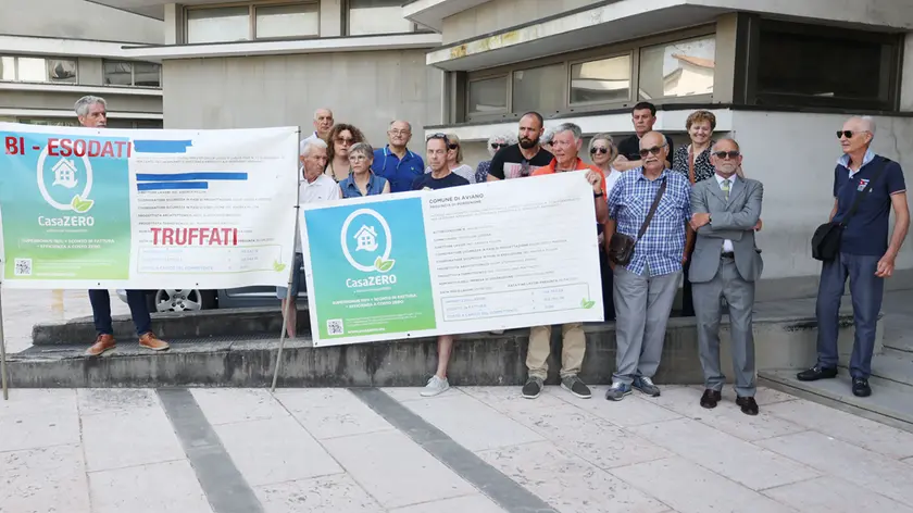 Protesta dei truffati da Casa Zero