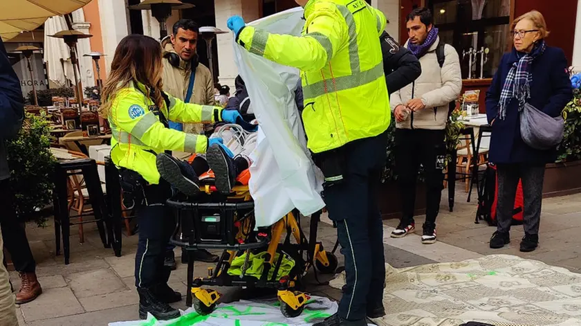 L'arrivo dei soccorsi in piazza dei Signori dopo che un migrante di 25 anni si è sentito male