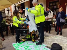 L'arrivo dei soccorsi in piazza dei Signori dopo che un migrante di 25 anni si è sentito male