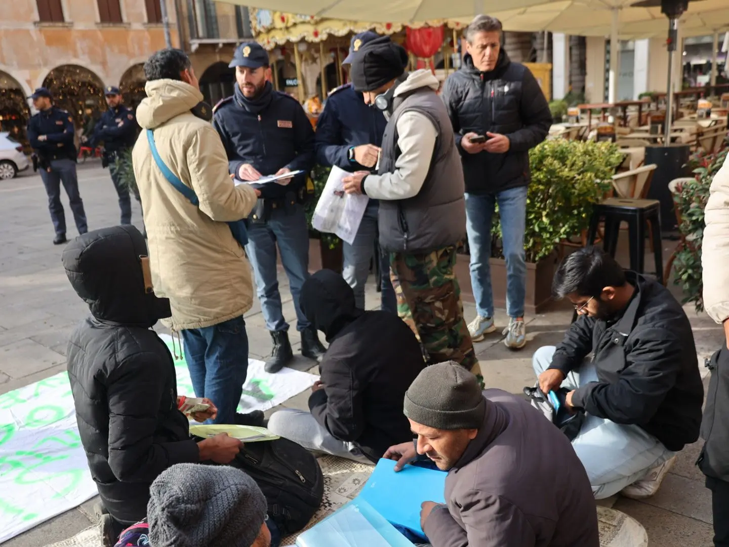 La polizia chiede i documenti ai manifestanti che sono risultati tutti regolari