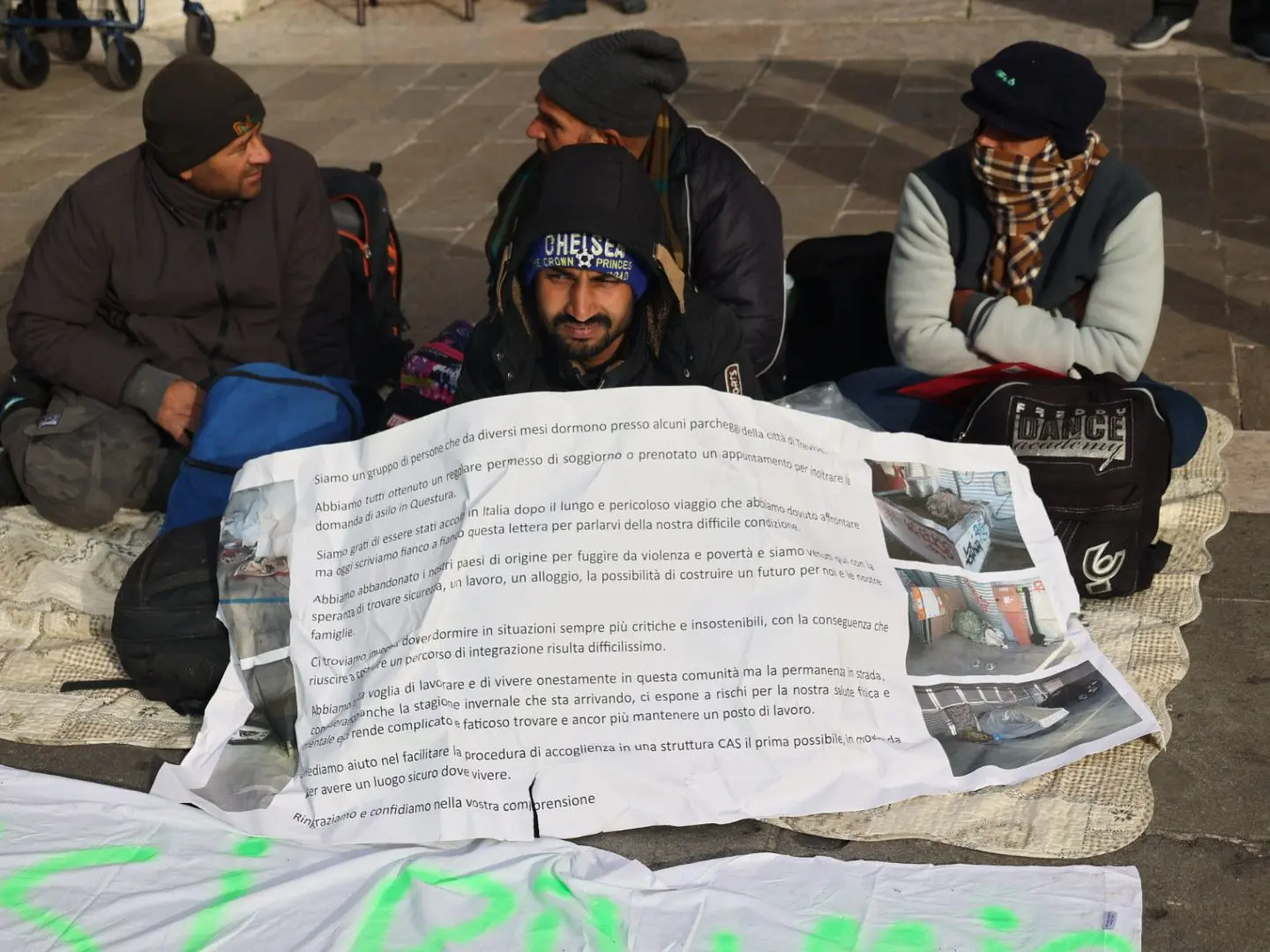 Uno dei manifestanti espone i motivi del sit-in