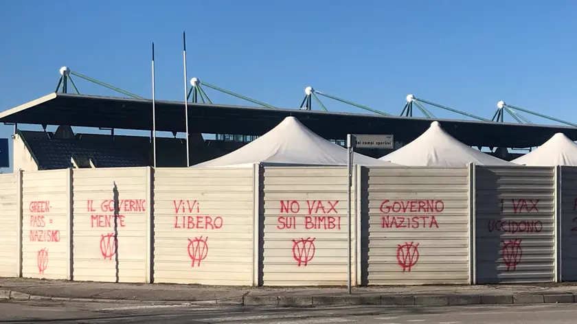 stadio rugby di Monigo Raid notturno allo stadio di Monigo imbrattato dai negazionisti covid no vax no pass, le scritte sulla recinzione dello stadio di rugby